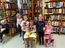 Dzieci przeglądają książki w czytelni
