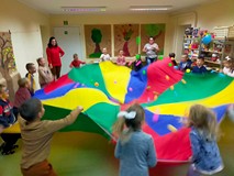 Dzieci podczas wspólnej zabawy z chustą animacyjną