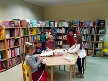 Dzieci przeglądają książki w czytelni