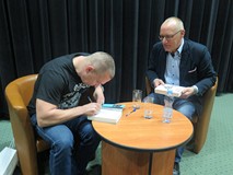 Andrzej Ziemiński podczas spotkania autorskiego