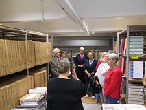 Uczestnicy akcji podczas zwiedzania magazynu