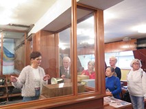 Uczestnicy akcji podczas zwiedzania Fonoteki