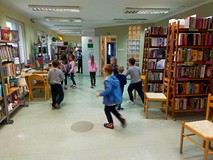 Dzieci szukają darów jsieni w bibliotece