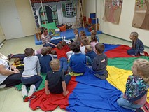 Bibliotekarka czyta książkę