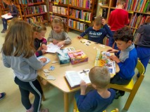 dzieci przeglądają książeczki