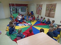 Dzieci podczas rozmowy o skarbach jesieni