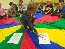 Chłopiec pokazuje kasztana