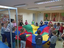 Dzieci podczas zabawy z chustą animacyjną