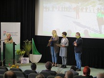 Beata Sawa-Jovanoska, Małgorzata Weiss i Dariusz Pawlikowski odbierają podziękowania