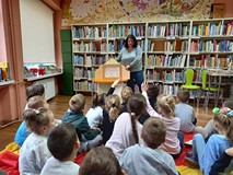 Przedszkolaki w bibliotece i teatrzyk Kamishibai 