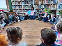 Wspólnie z dziećmi mocno dmuchając, kręcąc i bujając wygoniliśmy potwora z książki Toma Flethera pt.