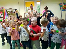 Dzieci prezentują odznaki Przyjaciela Jesieni