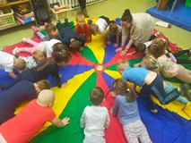 Dzieci podczas zabawy integracyjnej