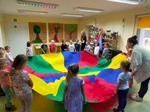 Dzieci podczas wspólnej zabawy z chustą animacyjną