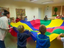 Dzieci podczas wspólnej zabawy z chustą animacyjną