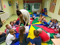 Bibliotekarka pokazuje dzieciom ilustrację