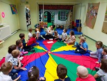 Bibliotekarka pokazuje dzieciom ilustrację