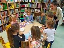 Dzieci przeglądają książki w czytelni