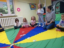 Dzieci w trakcie poznawania pór roku