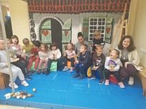 Panie z dziemi pozują do zdjęcia