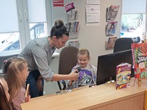 Dziecko skanuje książkę