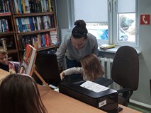 Dziewczynka skanuje książkę