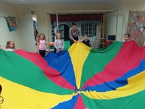 Dzieci bawią się chustą abimacyjną