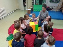 Dzieci wyciągają z pudełka dary jesieni