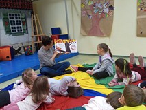 Bibliotekarka czyta książkę