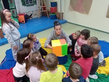 bibliotekarka wyciąga dary jesieni z pudełka