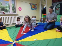 Dzieci podczas poznawania pór jesieni