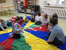 Dzieci w trakcie układania kart pracy