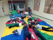 Bibliotekarka czyta książkę