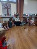 Dzieci oglądają Inwentarz drzew