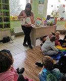 Bibliotekarka z przedszkolakami