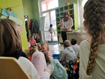 Bibliotekarka z przedszkolakami