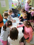 Dzieci podczas kolorowania obrazków