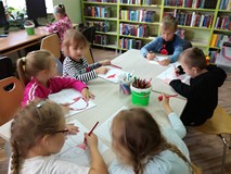 Dzieci podczas kolorowania obrazków