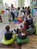 Bibliotekarka z dziećmi podczas zgadywanki