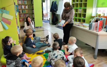 Bibliotekarka czyta dzieciom