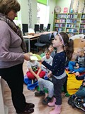 Bibliotekarka z dziećmi podczas zgadywanki