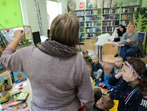 Bibliotekarka z dziećmi podczas zgadywanki
