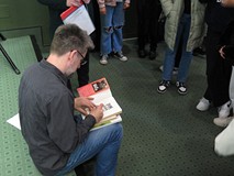 Marcin Mortka rozdaje autografy