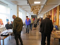 Uczestnicy Giełdy Kolekcjonerskiej oglądają zbiory