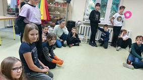 bibliotekarka słucha wypowiedzi uczniów