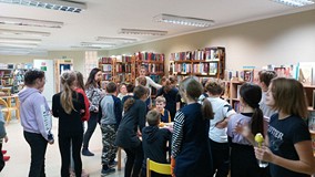 uczniowie poznają bibliotekę