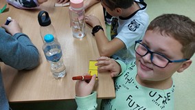 chlopiec w trakcie tworzenia makiety