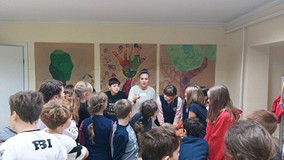 Dzieci w trakcie tworzenia makiety