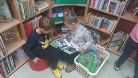 Chłopcy oglądają ksiażeczki