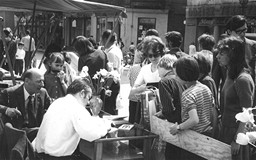 Rok 1972, Dni Oświaty i Książki w Chojnicach. Na kiermaszu książek Czesław Kuriata podpisuje nowo wy